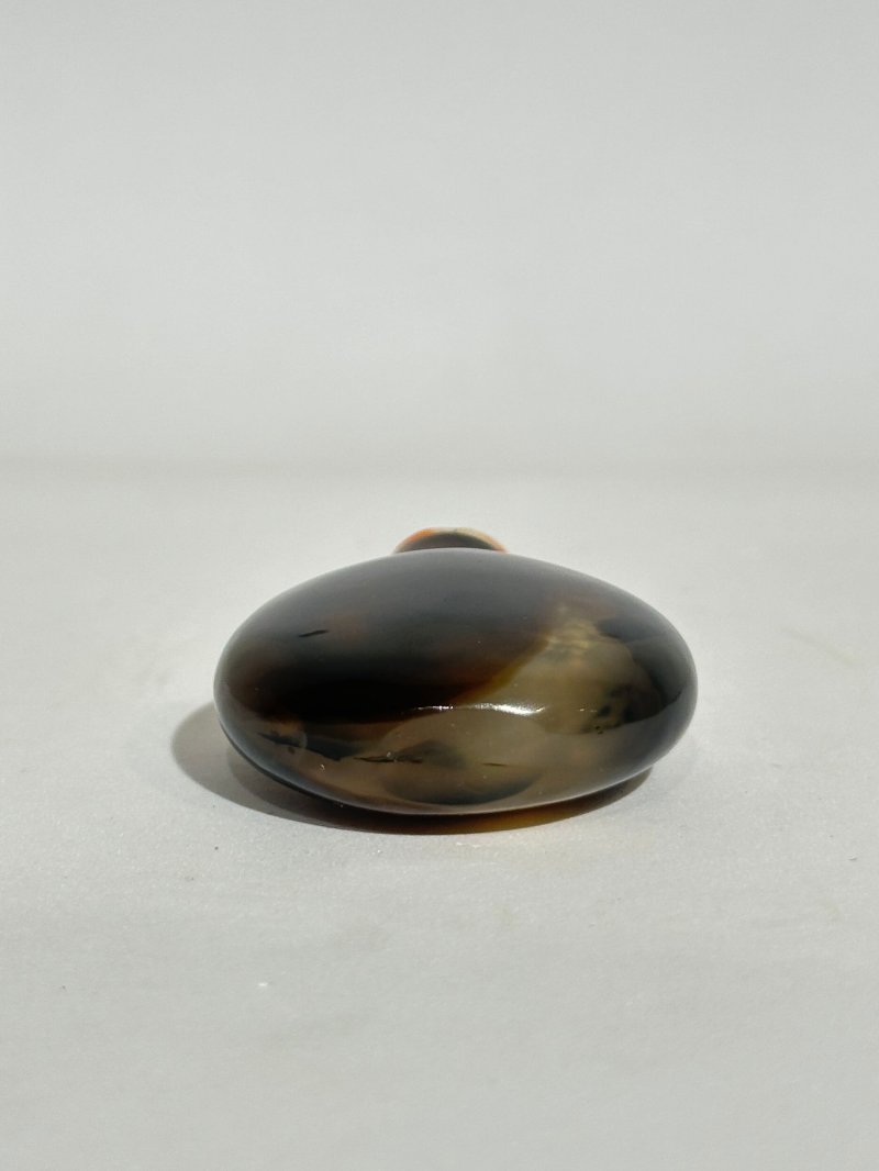 清十九世紀 瑪瑙鼻煙壺、珊瑚蓋 | AN AGATE SNUFF BOTTLE - 图5