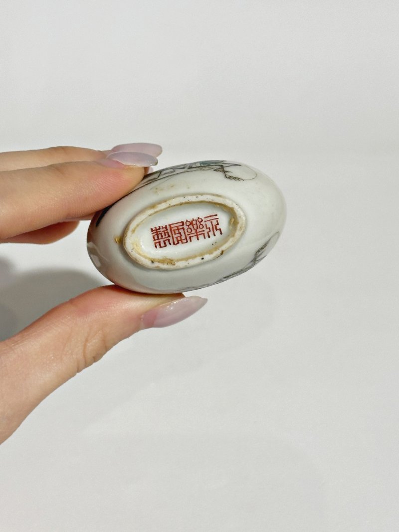 清十九世紀 粉彩⌈蟈蟈⌋鼻煙壺 ⌈永樂年製⌋礬紅篆書款 | AN ENAMELLED PORCELAIN 'CRICKET' SNUFF BOTTLE - 图2
