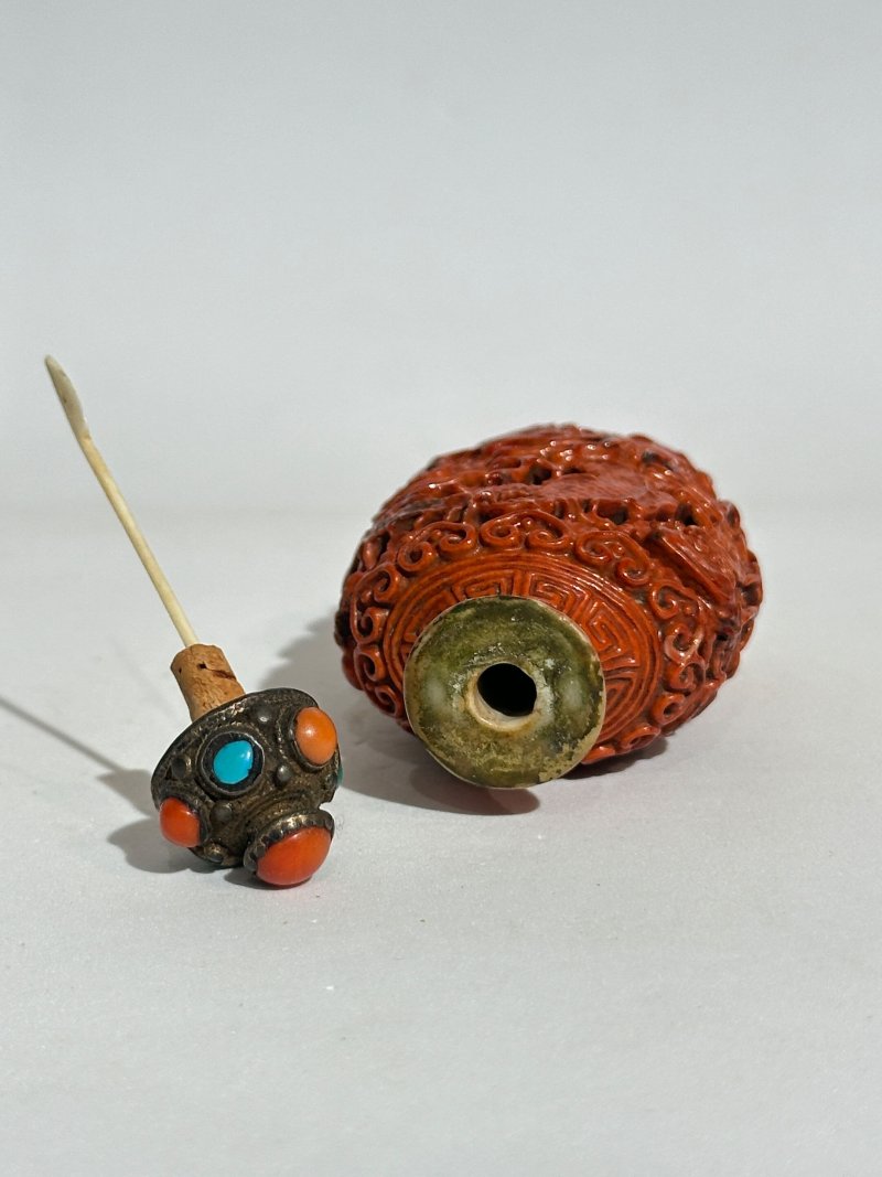 清中期 紅釉、藍釉模製⌈龍鳳呈祥⌋鼻煙壺二件 | TWO MOULDED AND ENAMELLED PORCELAIN 'DRAGON AND PHOENIX' SNUFF BOTTLES - 图4