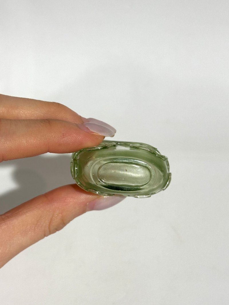1750-1850 透明綠玻璃包袱紋鼻煙壺 | A TRANSPARENT GREEN GLASS 'BROCADE' SNUFF BOTTLE - 图2