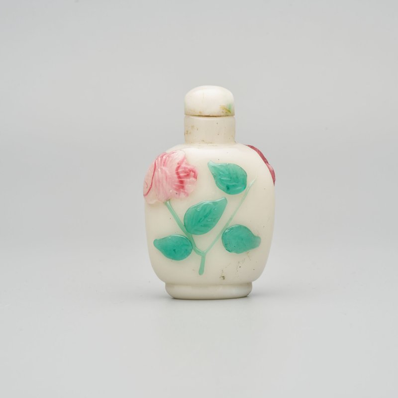 二十世紀 涅白地套雙色玻璃花紋鼻煙壺、翡翠蓋 | A PINK AND GREEN OVERLAY WHITE GLASS 'FLOWER' SNUFF BOTTLE - 图1