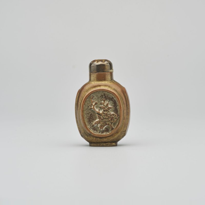 清十九世紀 鎏金銅開光花卉紋鼻煙壺 ⌈同治⌋款 | A GILT-BRONZE SNUFF BOTTLE