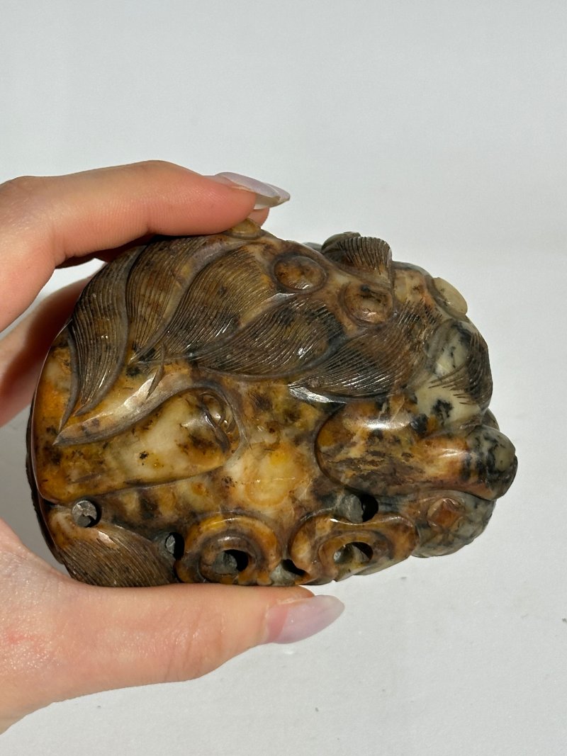 清十九世紀 青玉帶沁獅紋山子 及座 | A GREEN AND RUSSET JADE 'BUDDHIST LION' BOULDER - 图4