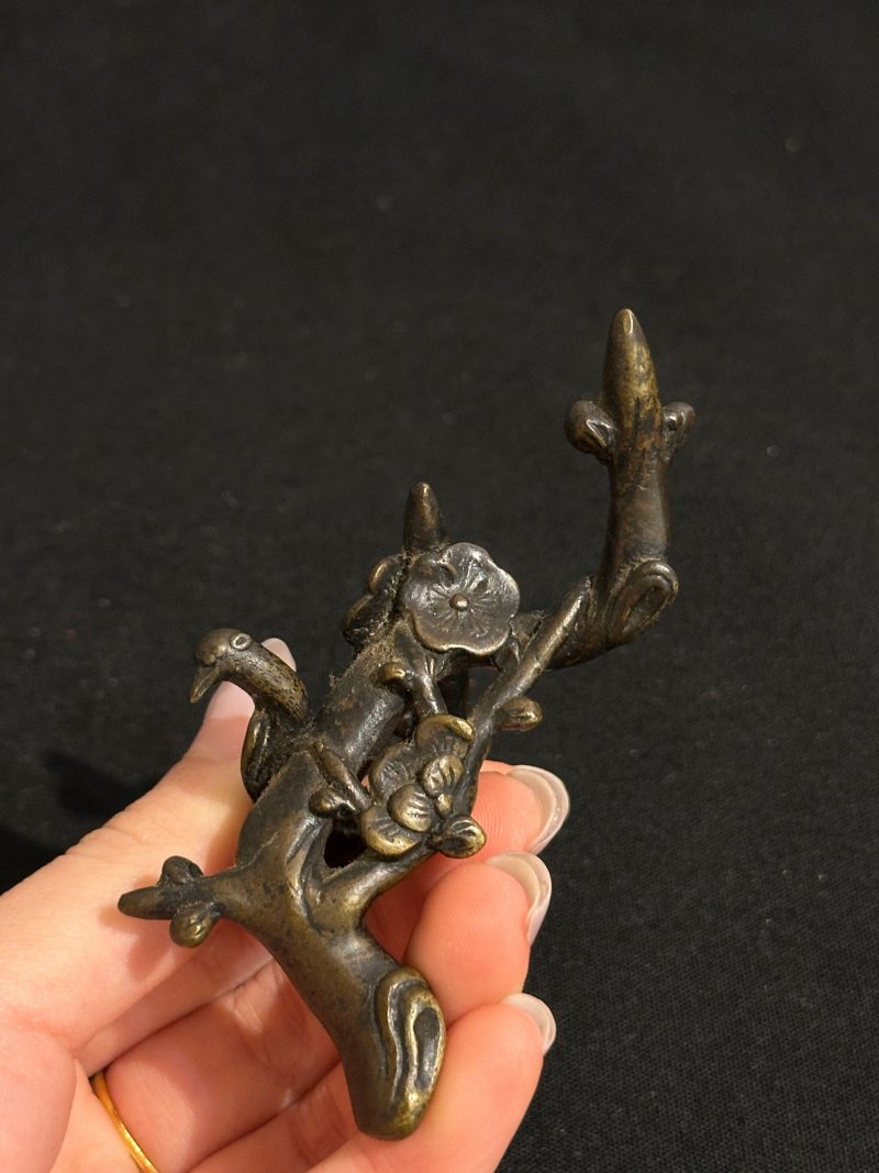 明萬曆 銅「喜上眉梢」筆擱 | A BRONZE 'MAGPIE AND PRUNUS' BRUSH REST - 图2