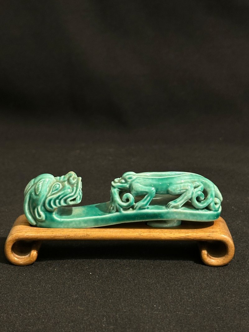 清十九世紀 孔雀綠釉龍紋帶鈎 | A GREEN-GLAZED 'DRAGON' BELT BUCKLE - 图9
