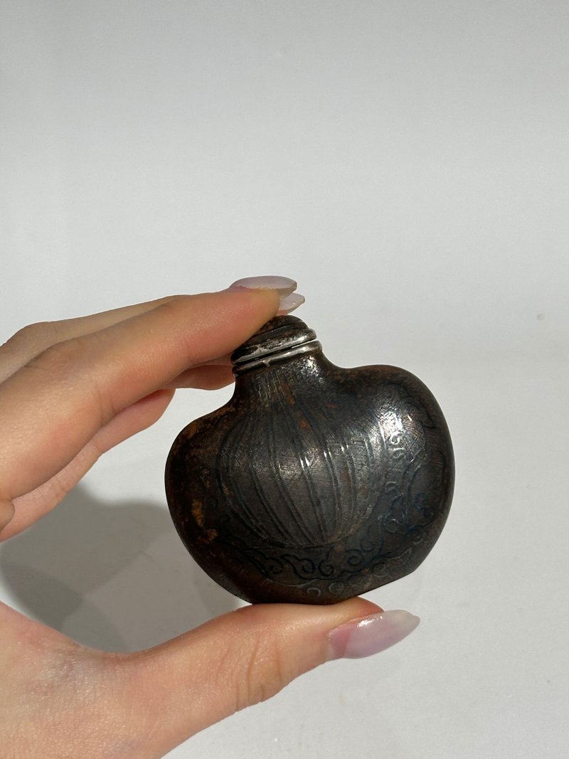 清十九世紀 烏銀瓜紋、夔龍紋鼻煙壺二件 | TWO SILVER NIELLO 'MELON' AND 'KUI DRAGON' SNUFF BOTTLES - 图4