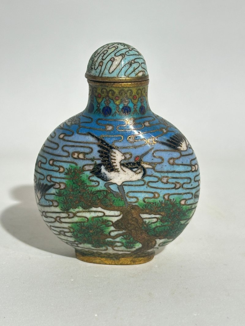十九/二十世紀 銅胎琺瑯鼻煙壺七件 （博古）⌈乾隆年製⌋款 | SEVEN CLOISONNE ENAMEL SNUFF BOTTLES - 图22
