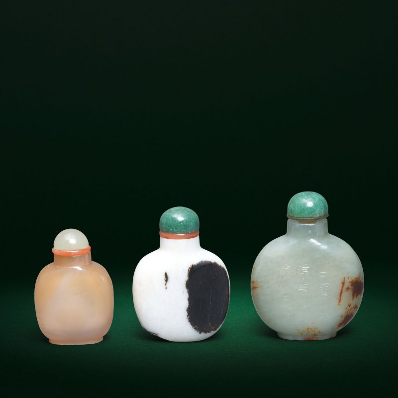 清 玉及瑪瑙鼻烟壺一組三件 | TWO JADE AND ONE AGATE SNUFF BOTTLE - 图2
