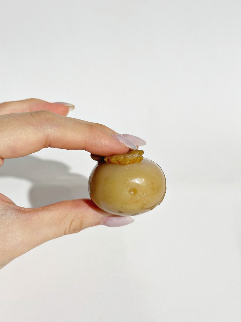 清十九世紀 黃翡翠葫蘆形鼻煙壺、珊瑚蓋 | A YELLOW JADEITE GOURD SNUFF BOTTLE - 图2