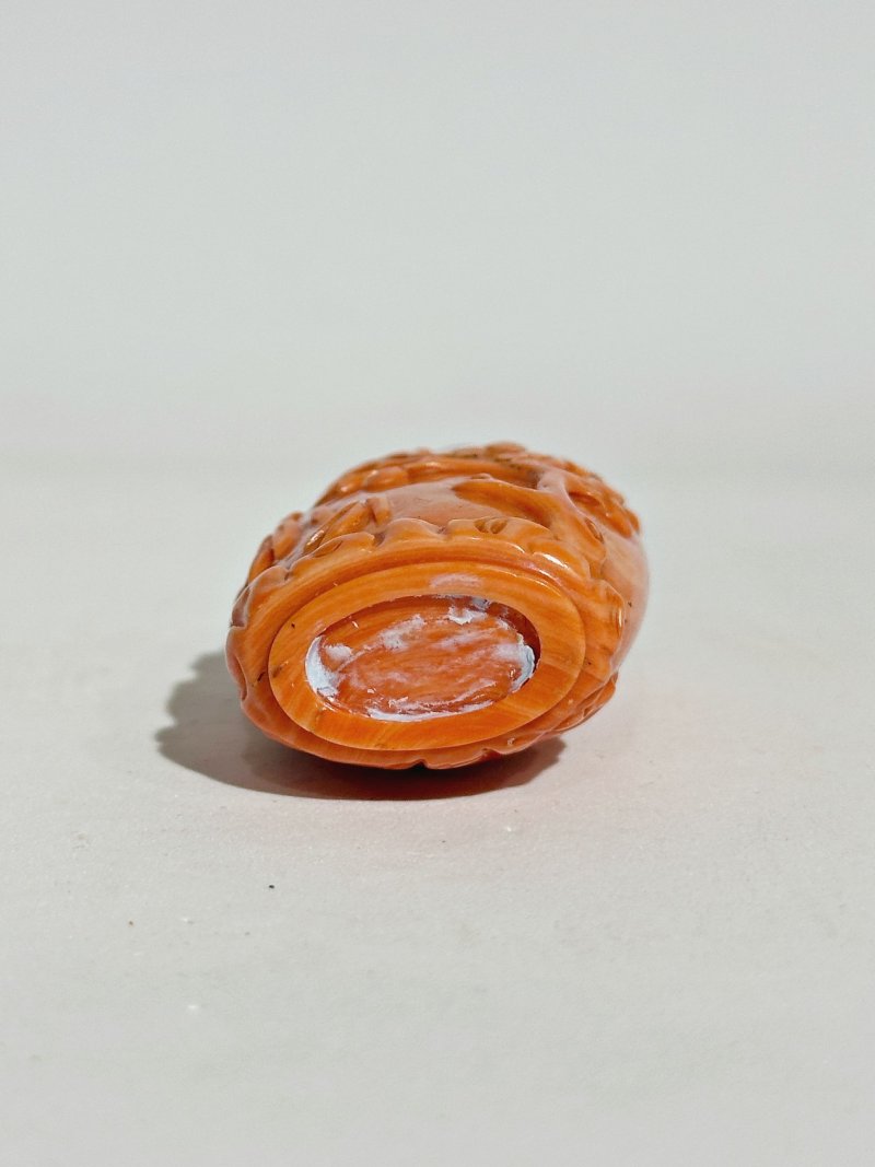 清十九世紀 珊瑚⌈六合同春⌋鼻煙壺 | A CORAL 'DEER AND CRANE' SNUFF BOTTLE - 图5
