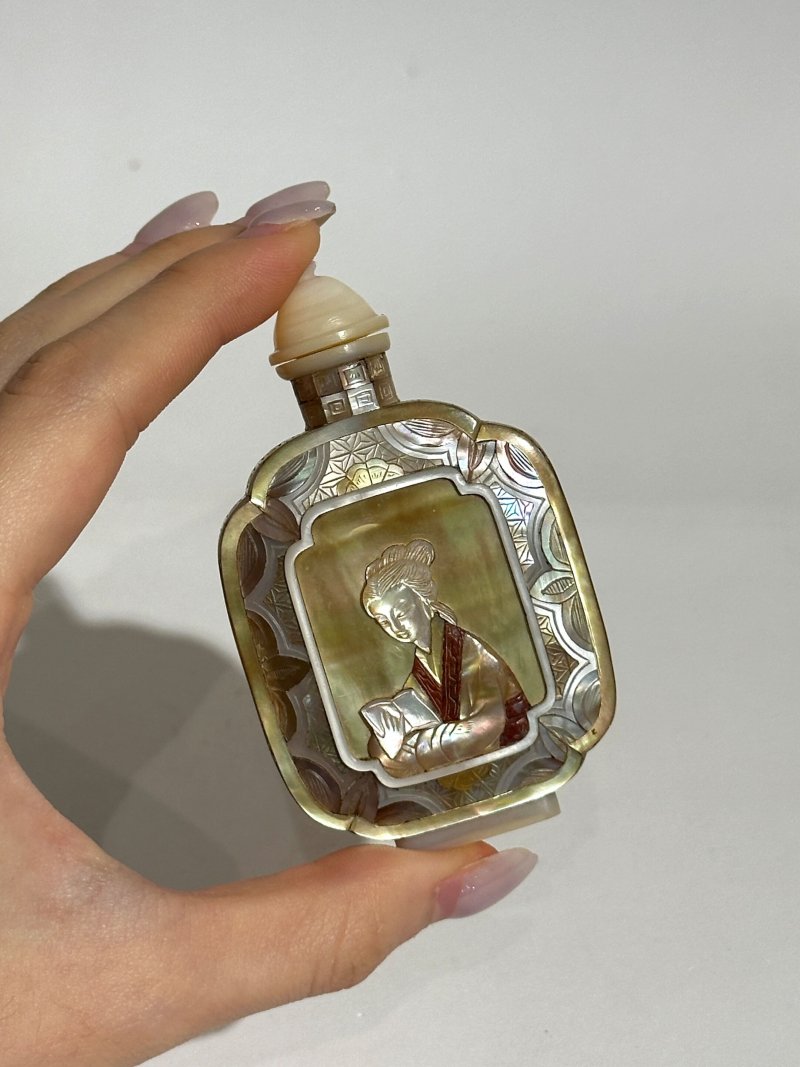 二十世紀 螺鈿開光仕女紋鼻煙壺 ⌈乾隆年製⌋刻款 | A MOTHER-OF-PEARL 'LADY' SNUFF BOTTLE - 图3