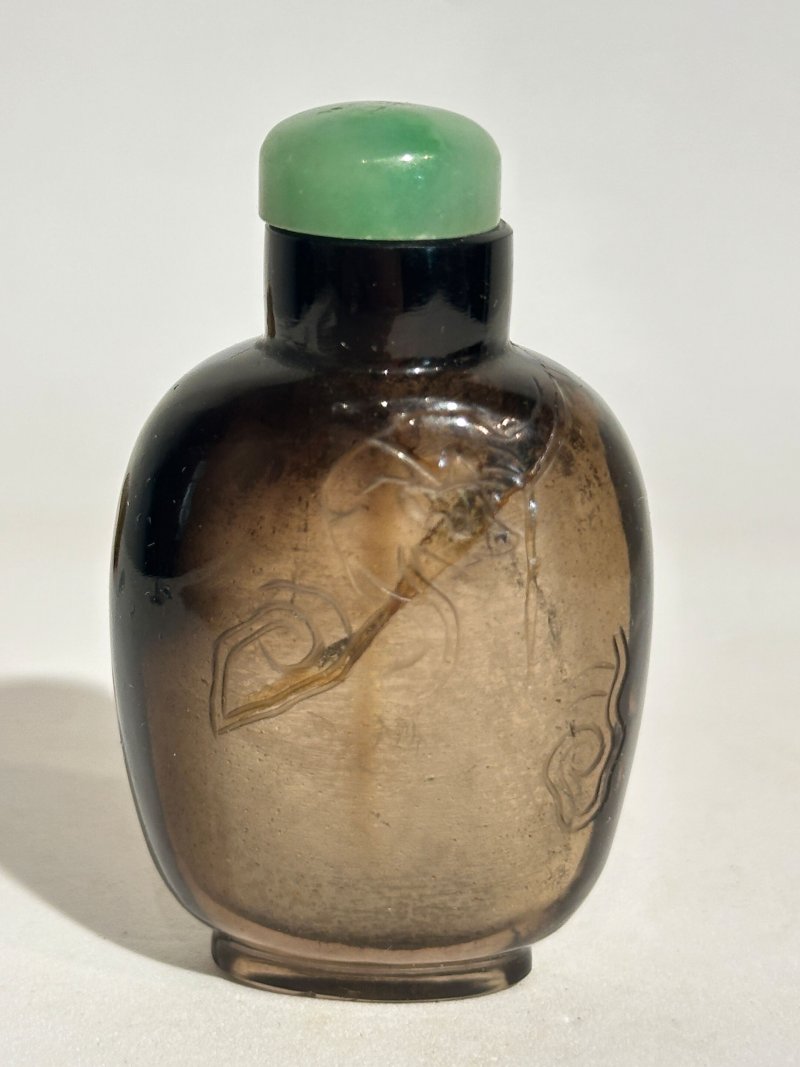 清十九世紀 雙聯瑪瑙、煙晶蝠紋鼻煙壺二件 | A SMOKY QUARTZ AND A CHALCEDONY AGATE DOUBLE SNUFF BOTTLE - 图9
