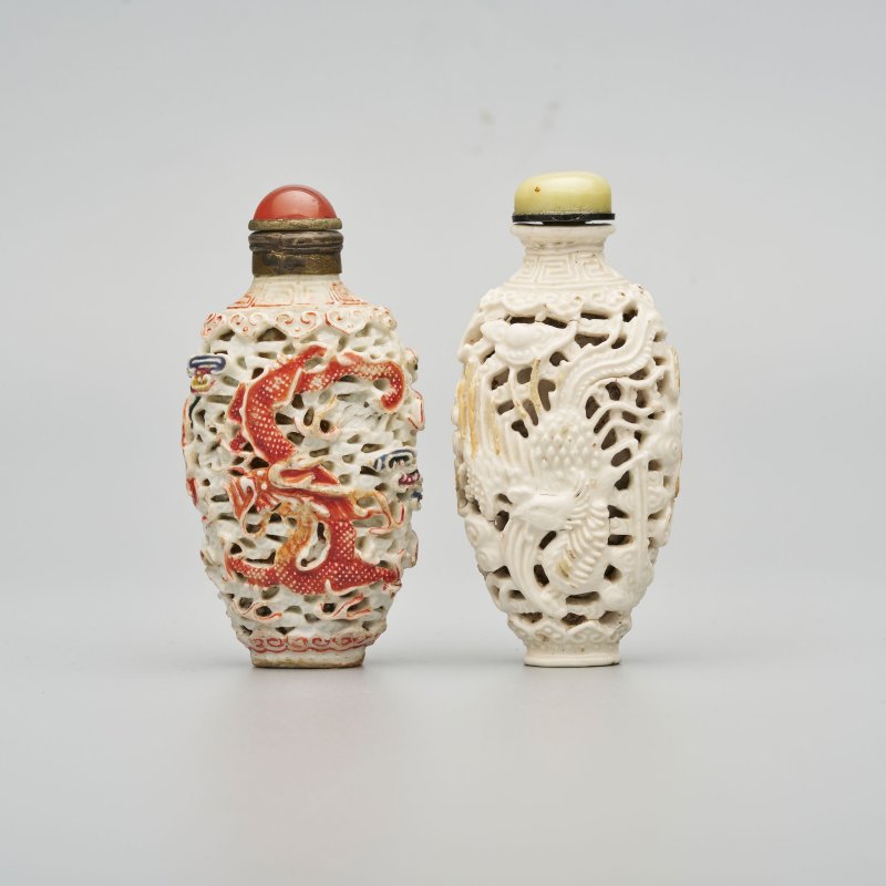 清中期 白釉、粉彩模製⌈龍鳳呈祥⌋鼻煙壺二件 （粉彩）⌈大清乾隆年製⌋礬紅篆書款 | TWO MOULDED AND ENAMELLED PORCELAIN 'DRAGON AND PHOENIX' SNUFF BOTTLES - 图1