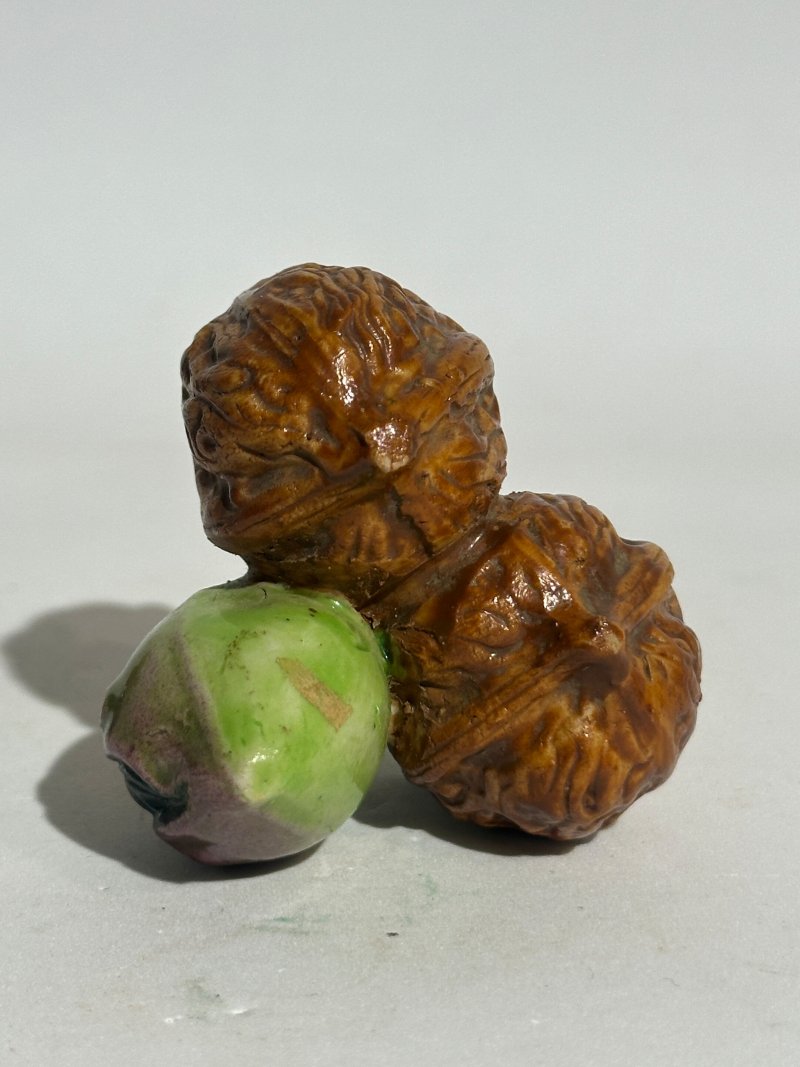 清十九世紀 仿生瓷荔枝、核桃形鼻煙壺二件、珊瑚蓋 及座 | TWO CERAMIC 'LYCHEE' AND 'WALNUT' SNUFF BOTTLES - 图6