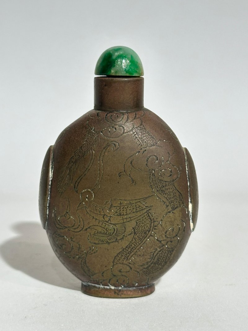 清末/民初 1830-1920 青銅鑄雲龍紋鼻煙壺、翡翠蓋 ⌈順治三年程榮章造⌋底款 | AN ENGRAVED BRONZE 'DRAGON' SNUFF BOTTLE - 图8
