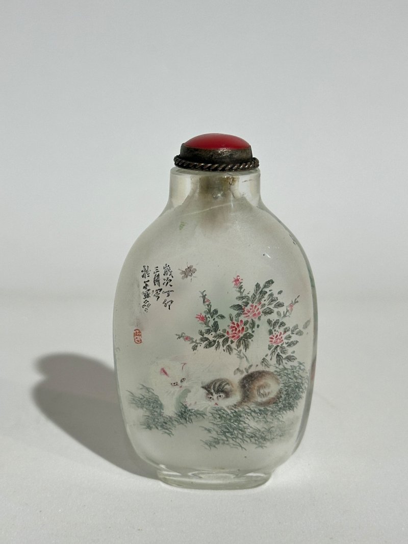 玻璃內畫仿曹克家「耄耋」鼻煙壺 一九八七年作 | AN INSIDE PAINTED GLASS 'CAT AND BUTTERFLY' SNUFF BOTTLE IN THE STYLE OF CAO KEJIA (1906-1979) - 图8