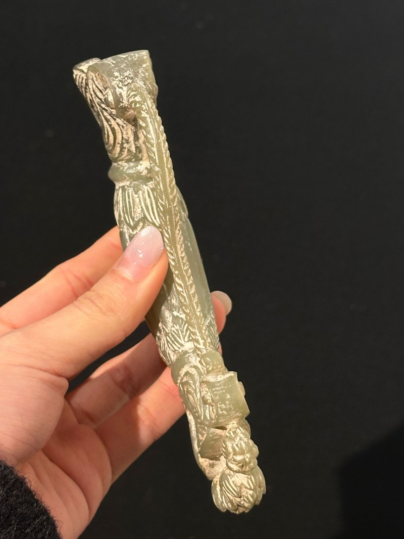 十九/二十世紀 仿古玉器三件 （其一）及盒 | THREE ARCHAISTIC JADE PIECES - 图11