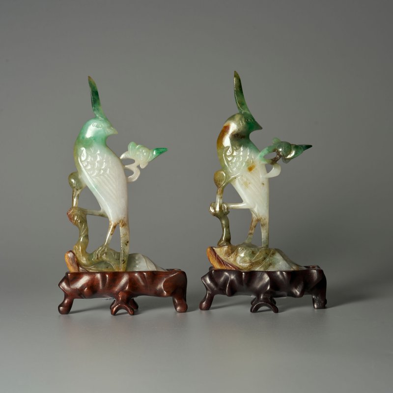 二十世紀 翡翠鳳頭鸚鵡擺件成對 及座 | A PAIR OF JADEITE CARVINGS OF COCKATOOS