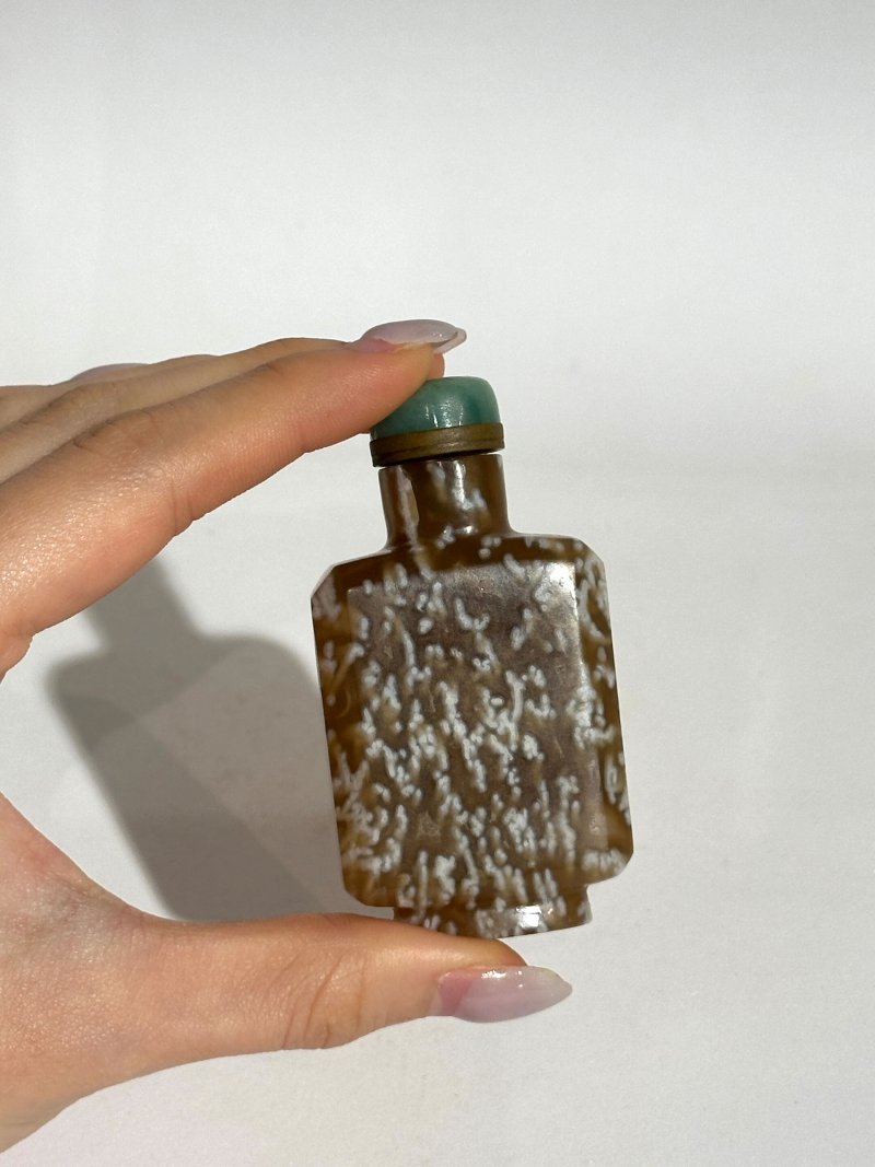 十九/二十世紀 燈心草瑪瑙、纏絲瑪瑙鼻煙壺三件 | A MACARONI AND TWO BANDED AGATE SNUFF BOTTLES - 图6