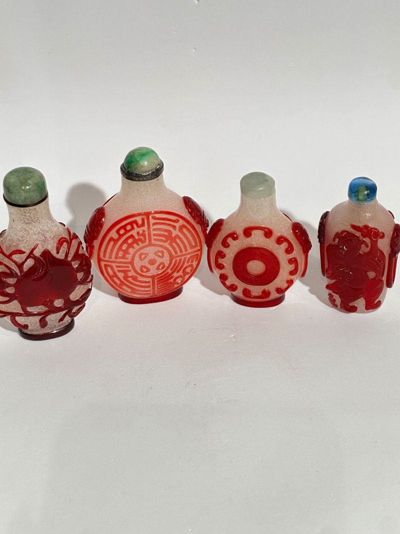 十九/二十世紀 霏雪地套紅玻璃鼻煙壺四件 | FOUR RED OVERLAY GLASS SNUFF BOTTLES - 图12