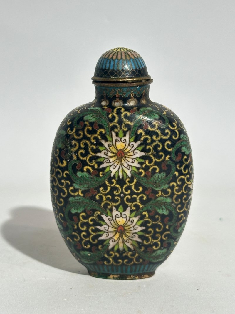 十九/二十世紀 銅胎琺瑯鼻煙壺七件 （博古）⌈乾隆年製⌋款 | SEVEN CLOISONNE ENAMEL SNUFF BOTTLES - 图39