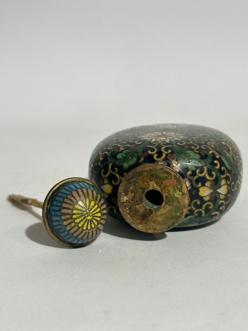 十九/二十世紀 銅胎琺瑯鼻煙壺七件 （博古）⌈乾隆年製⌋款 | SEVEN CLOISONNE ENAMEL SNUFF BOTTLES - 图6