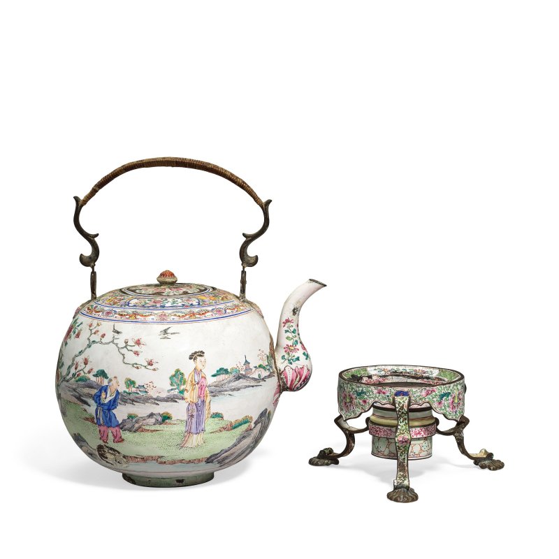 清雍正 畫琺琅壺、暖壺座及蓋 | A PAINTED ENAMEL KETTLE AND COVER, WITH ASSOCIATED STAND, HEATER AND COVER - 图2