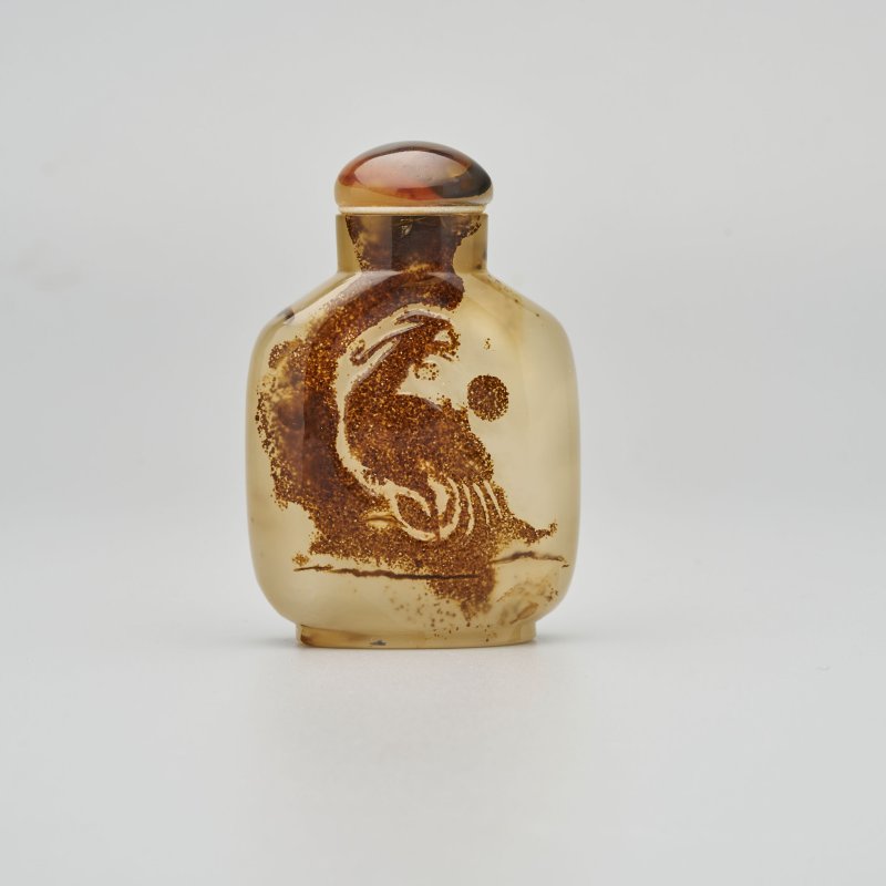 晚清至民國 影瑪瑙⌈金鷄報曉⌋鼻煙壺 | A SHADOW AGATE 'COCKEREL AND SUN' SNUFF BOTTLE - 图1