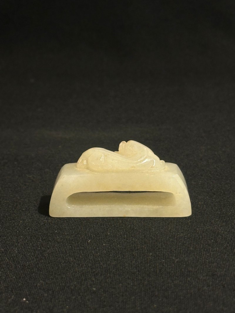 清 白玉瑞獸紋帶穿 | A WHITE JADE BELT FITTING - 图9