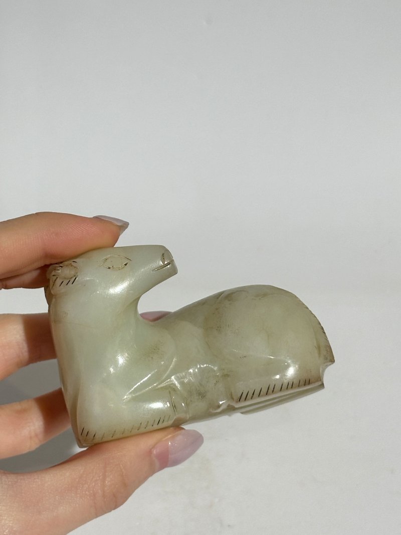 十九/二十世紀 白玉⌈馬⌋、⌈羊⌋三件 及座 | A WHITE JADE 'HORSE' AND TWO JADE 'GOAT' CARVINGS - 图11
