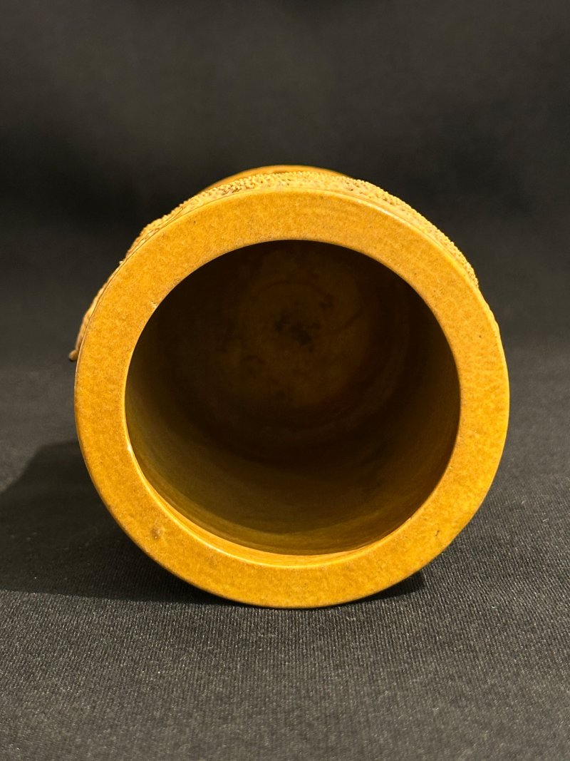 民國 黃釉澀胎浮雕龍紋筆筒 及座 | A CARVED YELLOW-GLAZED BISCUIT 'DRAGON' BRUSH POT - 图2