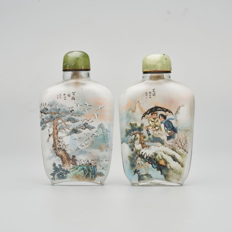 桃江作 玻璃內畫「晨歸」、「百鶴圖」鼻煙壺二件 一九七零年代 | TWO INSIDE PAINTED GLASS SNUFF BOTTLES