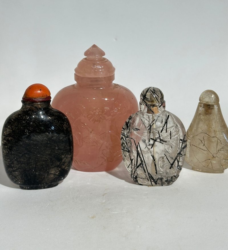 十九/二十世紀 水藻瑪瑙、天然硬石、粉晶花卉紋、髮晶光素、鹿鶴紋、荷葉紋鼻煙壺八件 | A MOSS AGATE, THREE HARDSTONE, AND FOUR ROCK CRYSTAL SNUFF BOTTLES - 图5