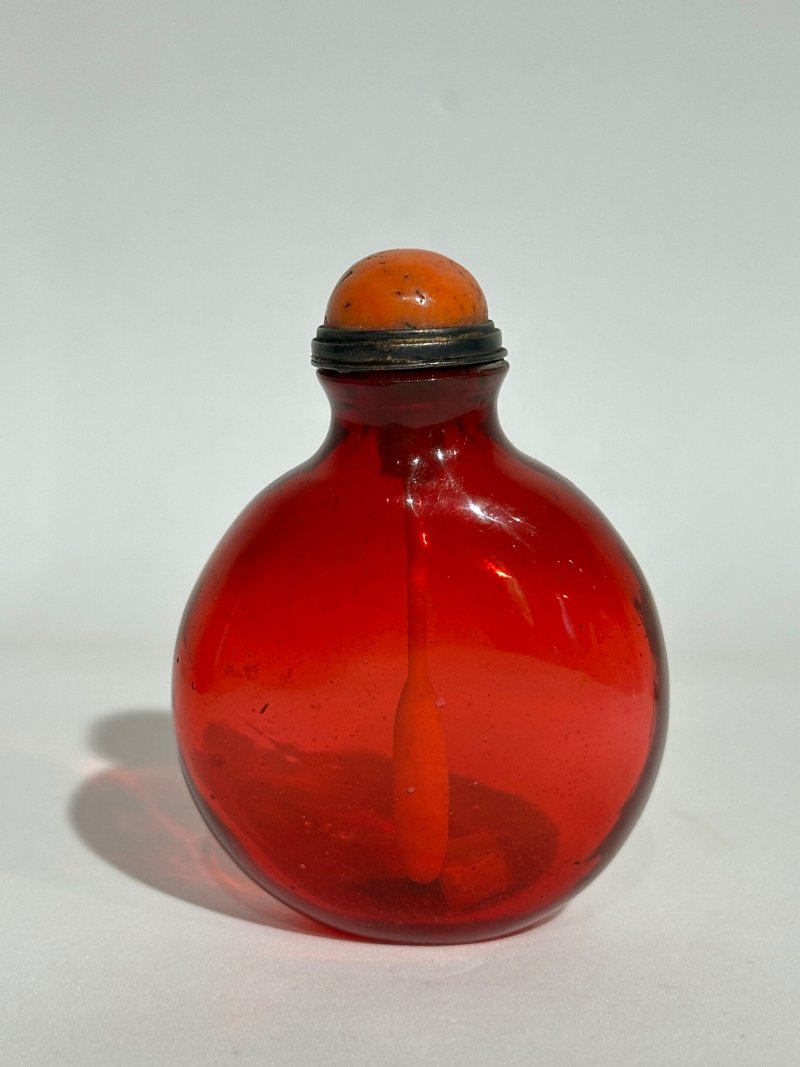 十八至二十世紀 寶石紅玻璃胎、白玻璃光素、玻璃仿珊瑚雲龍紋鼻煙壺三件（白玻璃配翡翠蓋） | A RUBY-RED GLASS, A WHITE GLASS, AND A CORAL-IMITATION GLASS 'DRAGON' SNUFF BOTTLE - 图14
