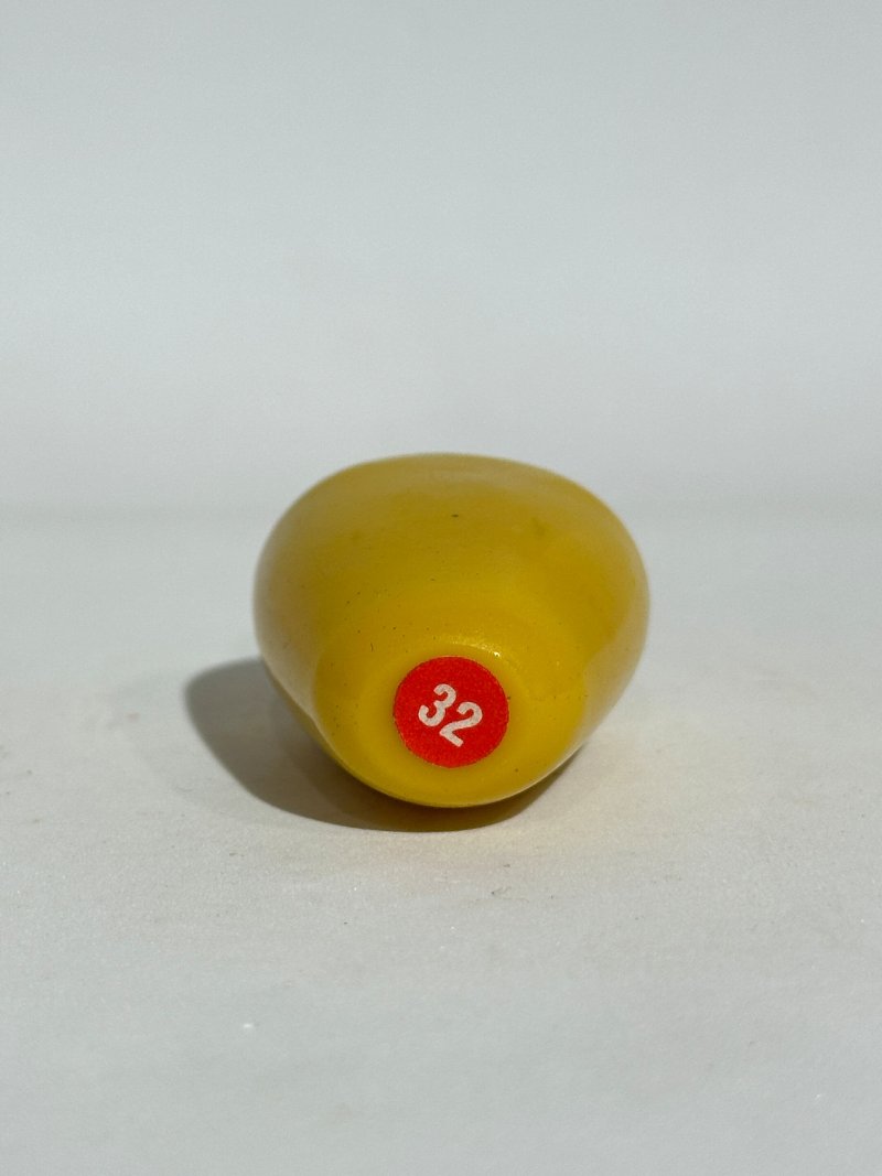 二十世紀 雞油黃玻璃光素、花卉紋鼻煙壺四件 | FOUR YELLOW GLASS SNUFF BOTTLES - 图17
