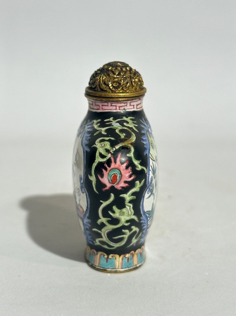 十九/二十世紀 紅漆描金開光山水紋、椰殼詩紋、篆紋、柑皮、匏形詩紋、銅胎畫琺瑯鼻煙壺八件 （西洋人物）⌈乾隆年製⌋藍料楷書款 | EIGHT SNUFF BOTTLES - 图10