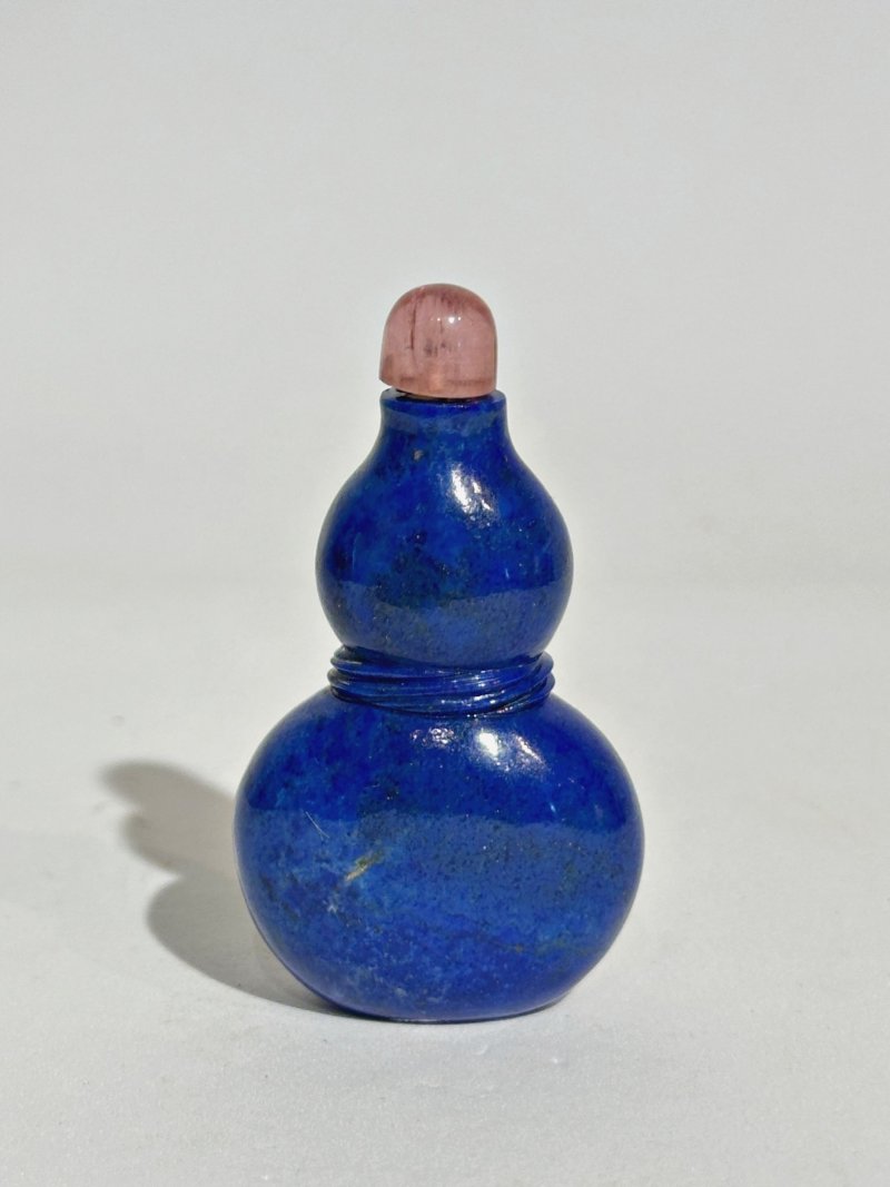 清中期 青金石葫蘆形包袱紋鼻煙壺 | A LAPIS LAZULI 'DOUBLE GOURD' SNUFF BOTTLE - 图8
