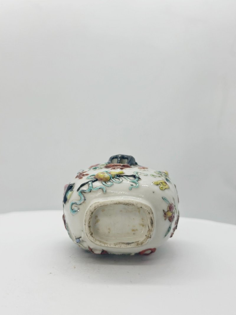 清十九世紀 粉彩博古紋鼻煙壺、翡翠蓋 | A MOULDED FAMILLE ROSE PORCELAIN SNUFF BOTTLE - 图3