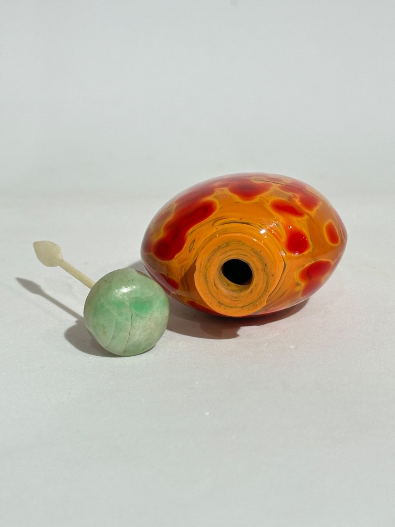 清十九世紀 玻璃胎仿雄黃鼻煙壺、翡翠蓋 | A GLASS SNUFF BOTTLE IMITATING REALGAR - 图4