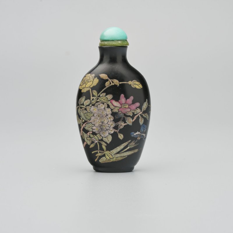 清1770-1820 黑玻璃畫琺瑯花卉紋鼻煙壺 ⌈乾隆年製⌋篆書款 | AN ENAMELLED BLACK GLASS 'FLORAL' SNUFF BOTTLE - 图12