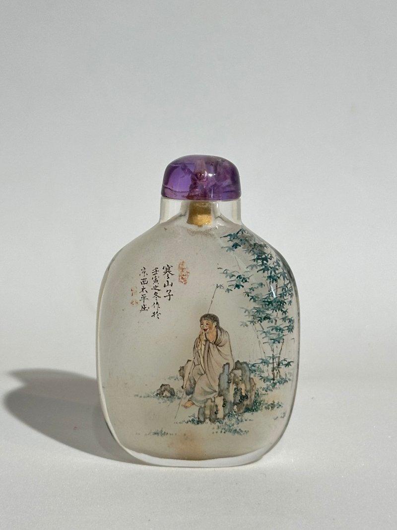 （壺）清十八/十九世紀 王習三作 水晶內畫「拾得子‧寒山子」鼻煙壺、紫水晶蓋 一九六二年作 | AN INSIDE PAINTED ROCK CRYSTAL 'HEHE ERXIAN' SNUFF BOTTLE - 图9
