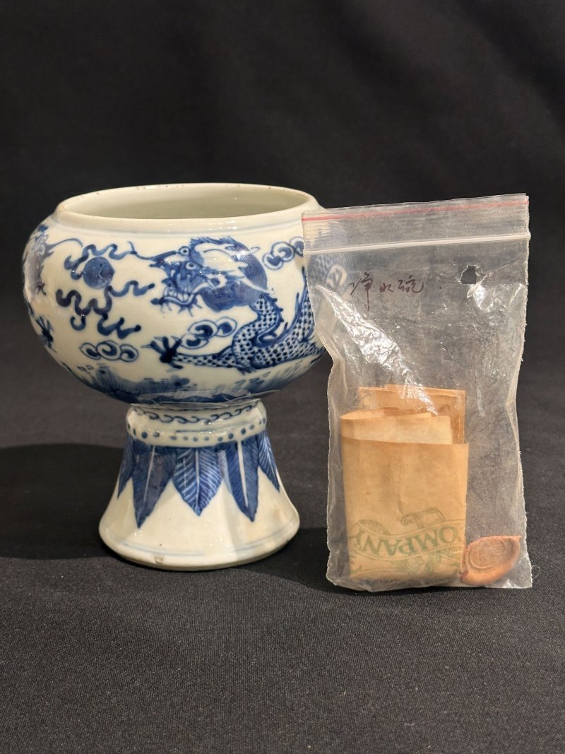 清十九世紀 青花⌈雙龍戲珠⌋净水碗 | A BLUE AND WHITE 'DRAGON' ALMS BOWL - 图2