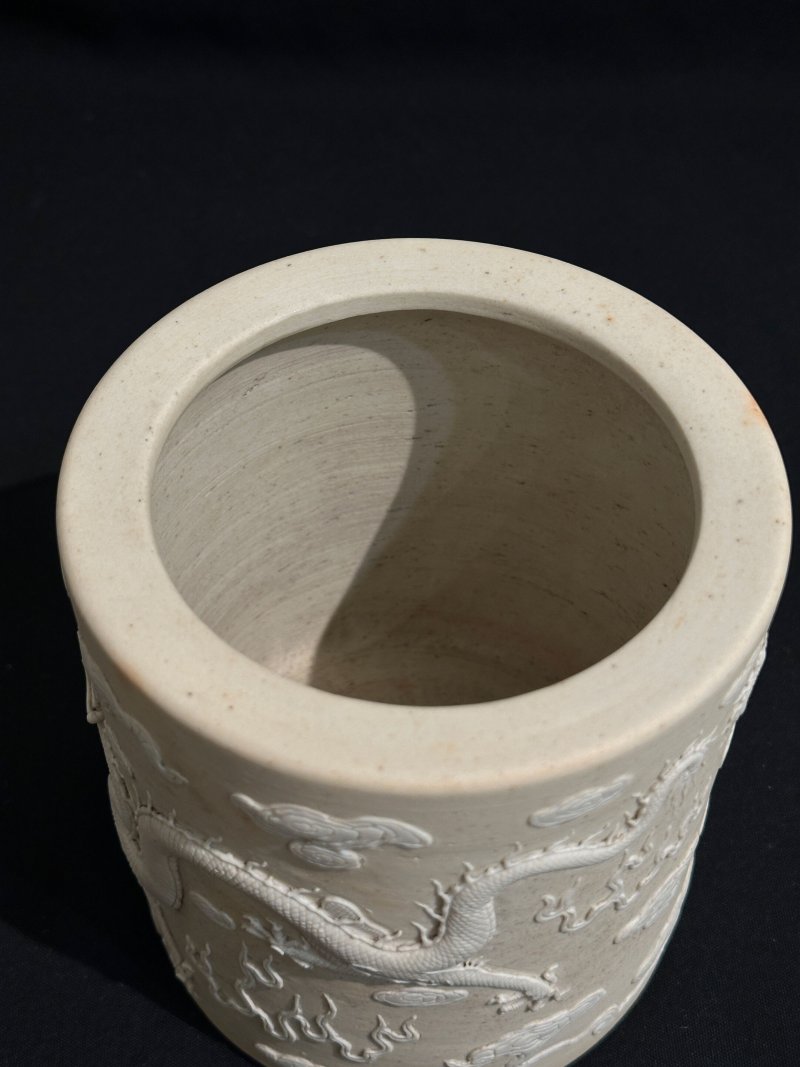 晚清至民國 澀胎「雙龍搶珠」筆筒 | A BISCUIT PORCELAIN 'DRAGON' BRUSH POT - 图2