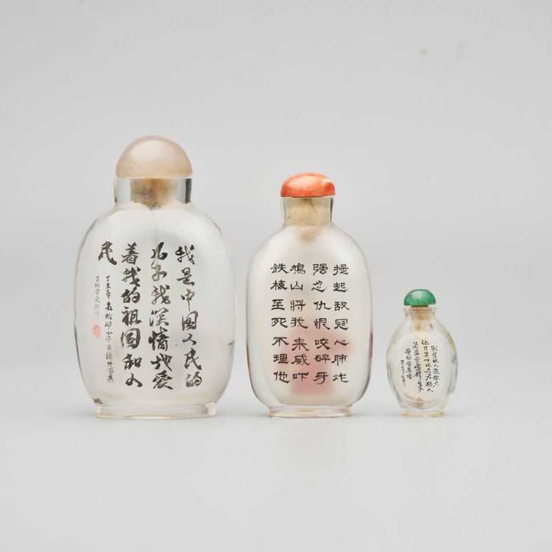 常建新、向君作 玻璃內畫「鄧小平」、「紅燈記」、「雷鋒」鼻煙壺三件 一九九七、一九六七年 | THREE INSIDE PAINTED GLASS SNUFF BOTTLES - 图10