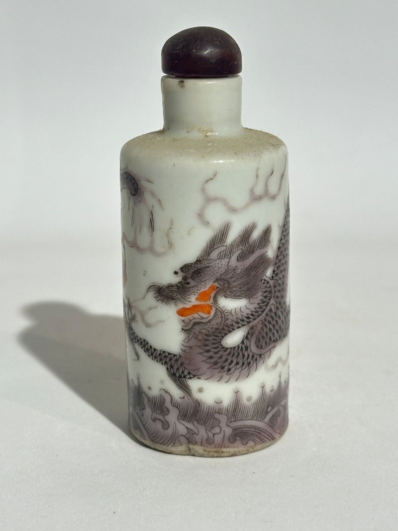 十九/二十世紀 瓷鼻煙壺九件 （百花）⌈乾隆⌋礬紅篆書款 （綠、紅）⌈乾隆年製⌋礬紅楷書款 （藍）⌈大明成化⌋藍料楷書款 （金魚）⌈康熙年製⌋礬紅楷書款、（黑地）⌈乾隆年製⌋礬紅楷書款 | NINE CERAMIC SNUFF BOTTLES - 图34