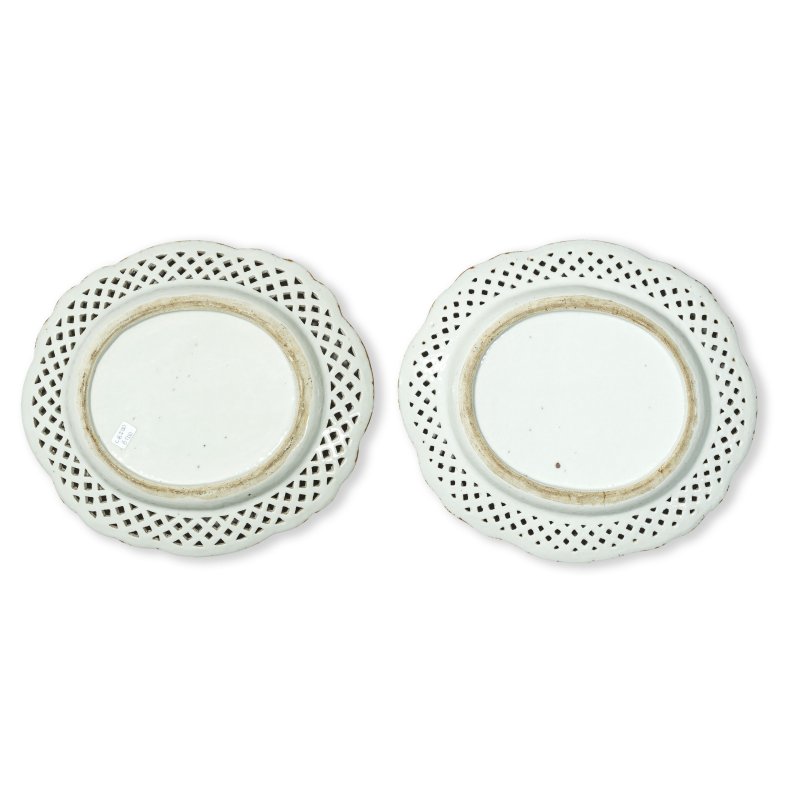 十八世紀 粉彩徽章紋盤兩件 | TWO FAMILLE ROSE ARMORIAL FLORAL DISHES - 图2