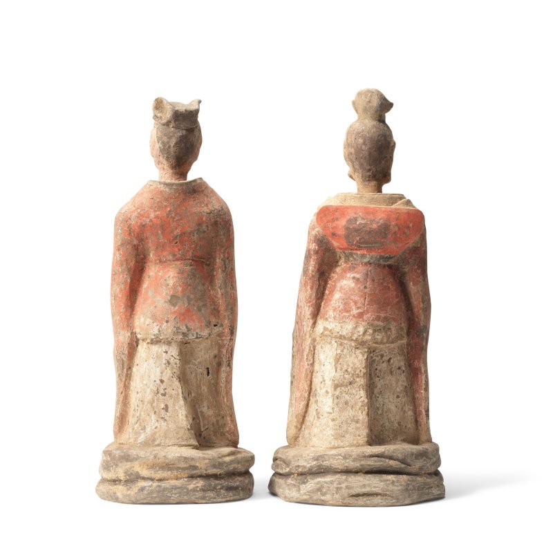 北魏 陶文官俑兩件及陶胡人俑一件 | TWO PAINTED POTTERY FIGURES OF OFFICIALS AND A FIGURE OF A FOREIGN GROOM - 图5