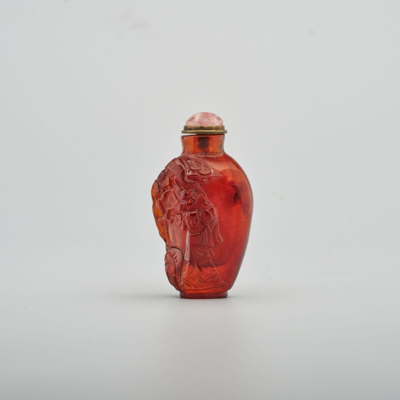 清十九世紀 琥珀⌈仙童祝壽⌋紋鼻煙壺 | AN AMBER 'FIGURE AND CRANE' SNUFF BOTTLE - 图1