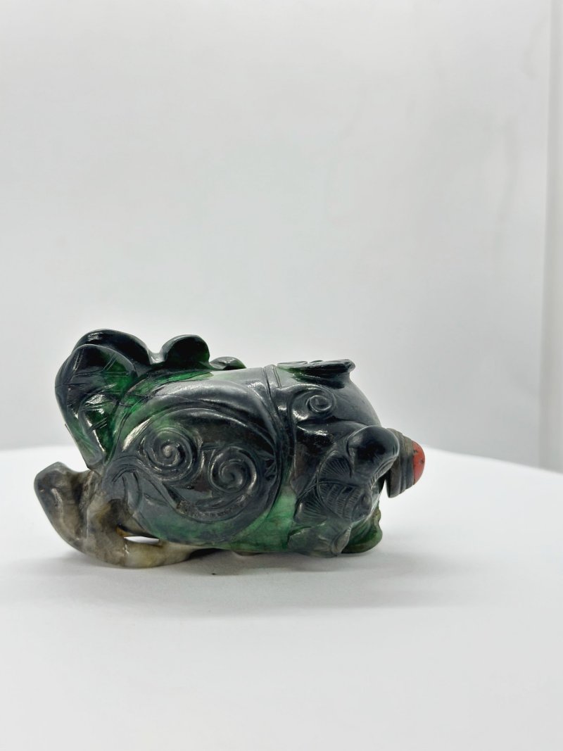 十九/二十世紀 雙色翡翠鼻煙壺二件、珊瑚蓋及翡翠蓋 | TWO BLACK AND GREEN JADEITE SNUFF BOTTLES - 图3