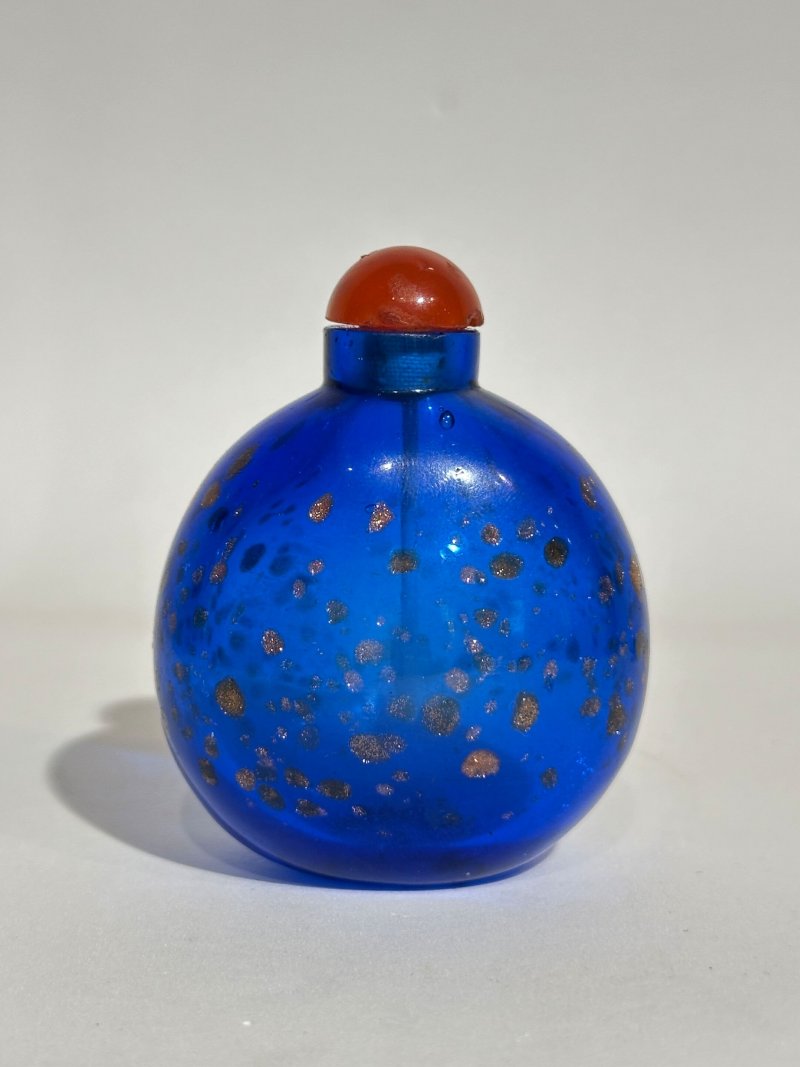 清十九世紀 藍地灑金星玻璃鼻煙壺 | A SAPPHIRE-BLUE AVENTURINE-GLASS SNUFF BOTTLE - 图9